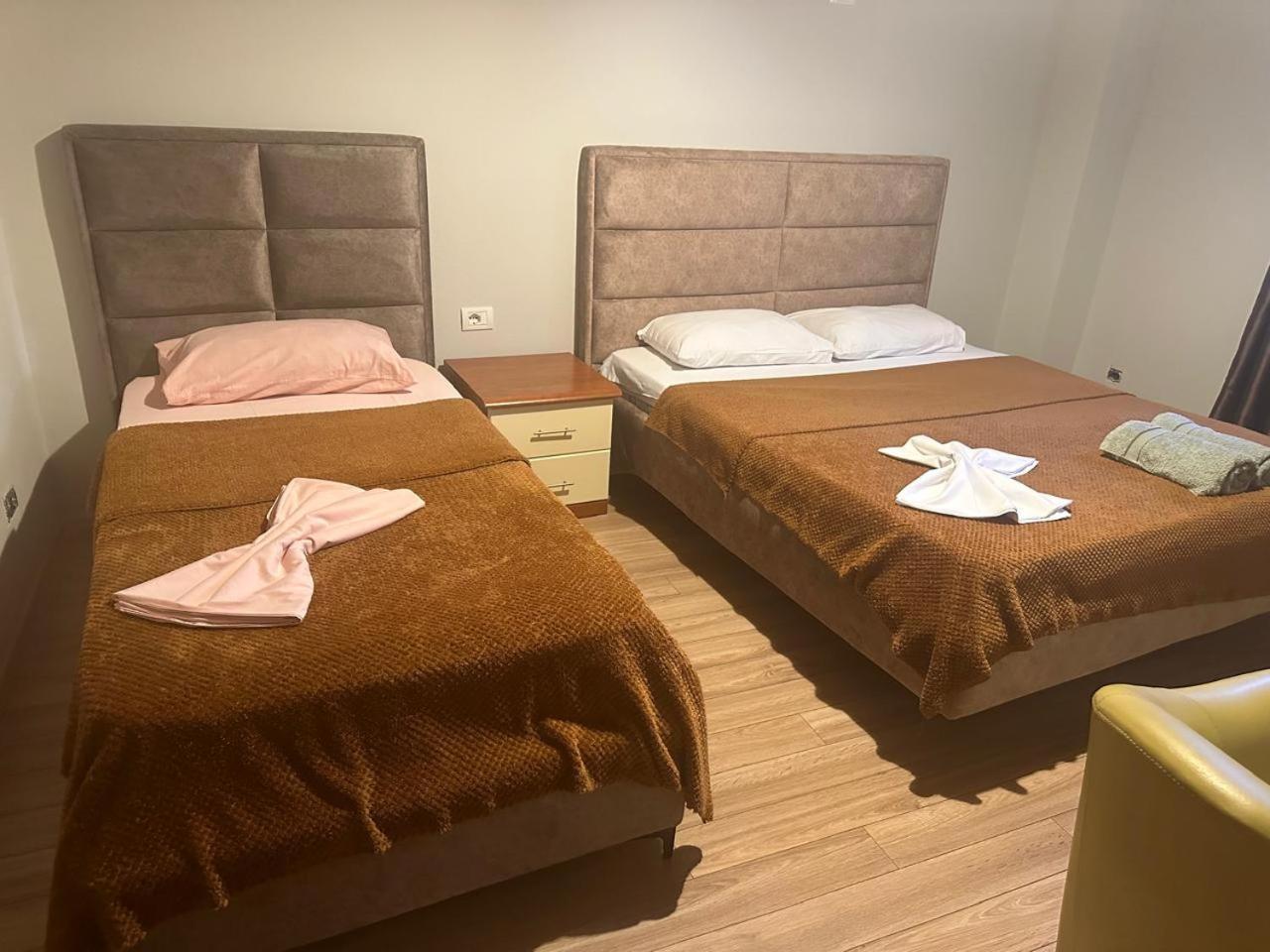 Eden Hostel ติรานา ภายนอก รูปภาพ